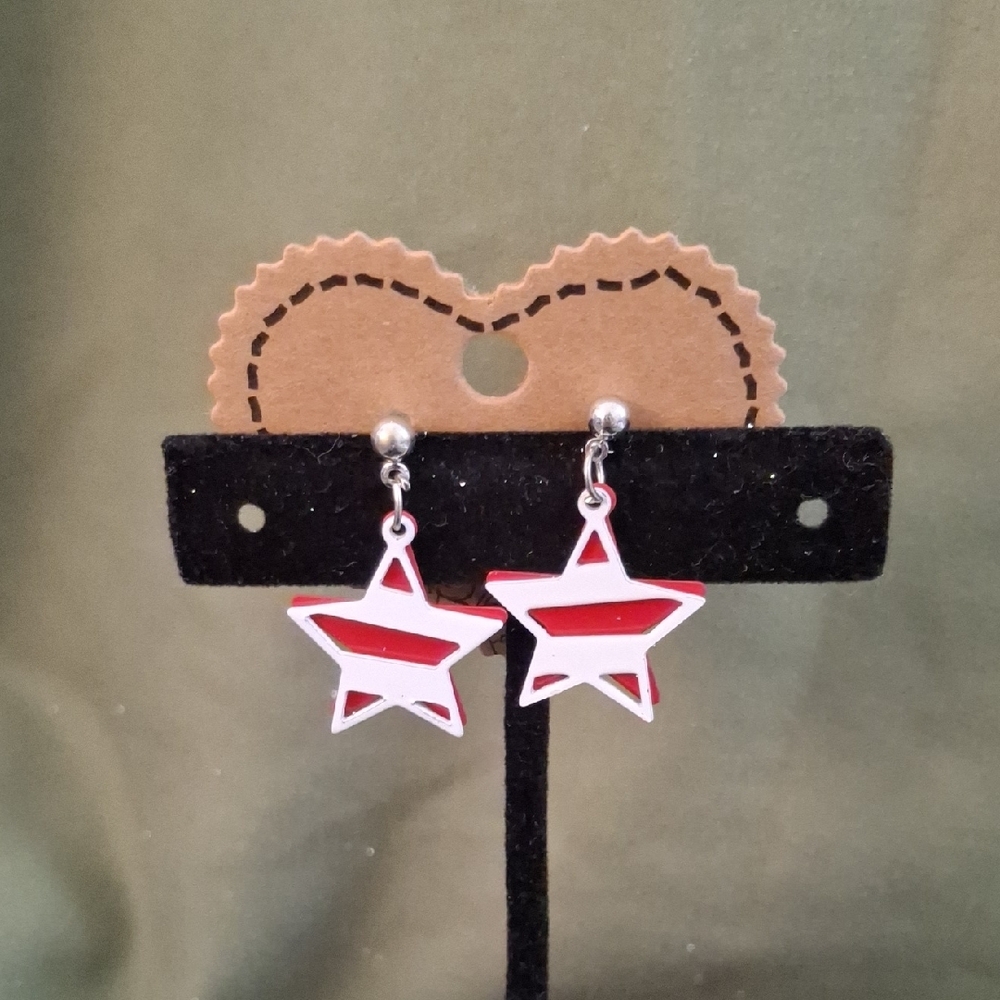 5/$10 White and Red Star Earrings for K
